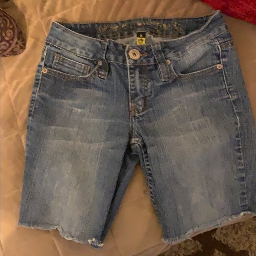 Cutoff jean mid thigh shorts.
